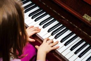 Có nên mua đàn piano điện cũ giá rẻ cho người mới bắt đầu?