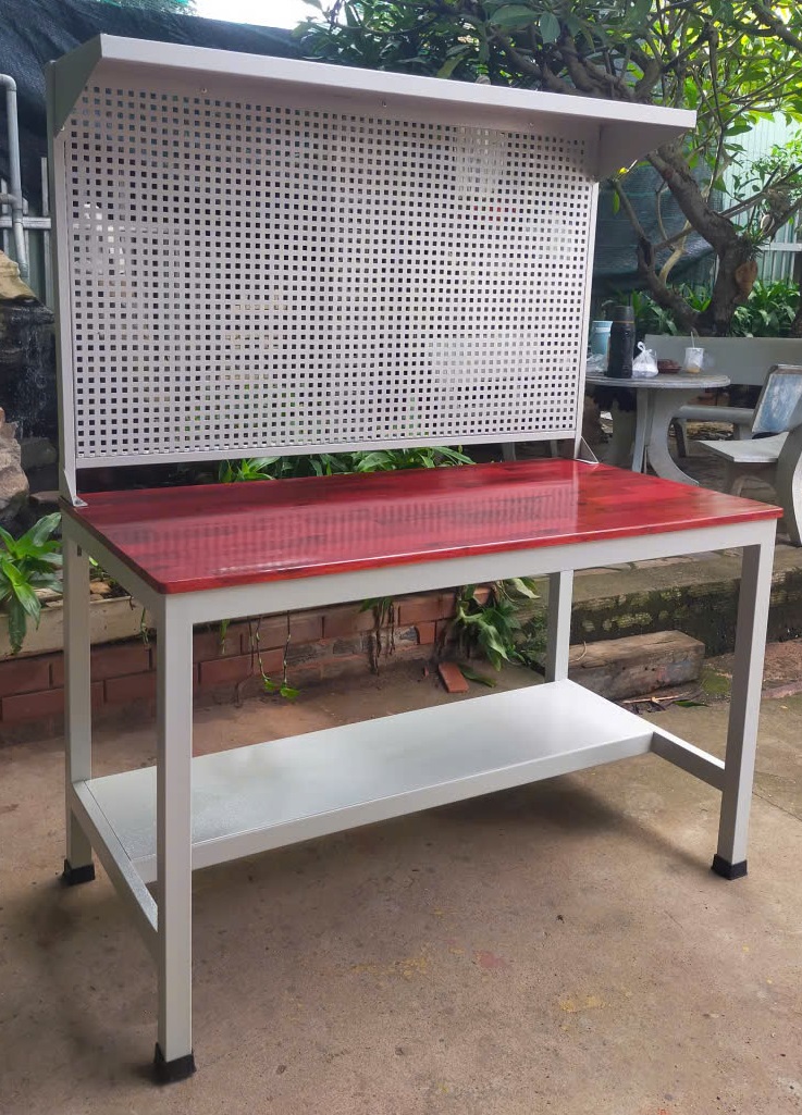 Bàn thao tác cơ khí kết hợp bảng treo