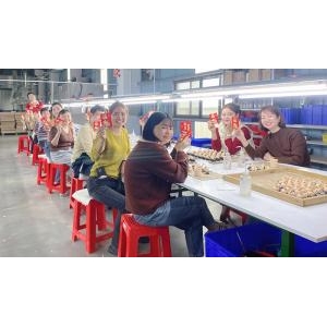 Hình ảnh công nhân ở thủ phủ công nghiệp phấn khởi ngày đầu năm mới - Hình ảnh công nhân ở thủ phủ công nghiệp phấn khởi ngày đầu năm mới